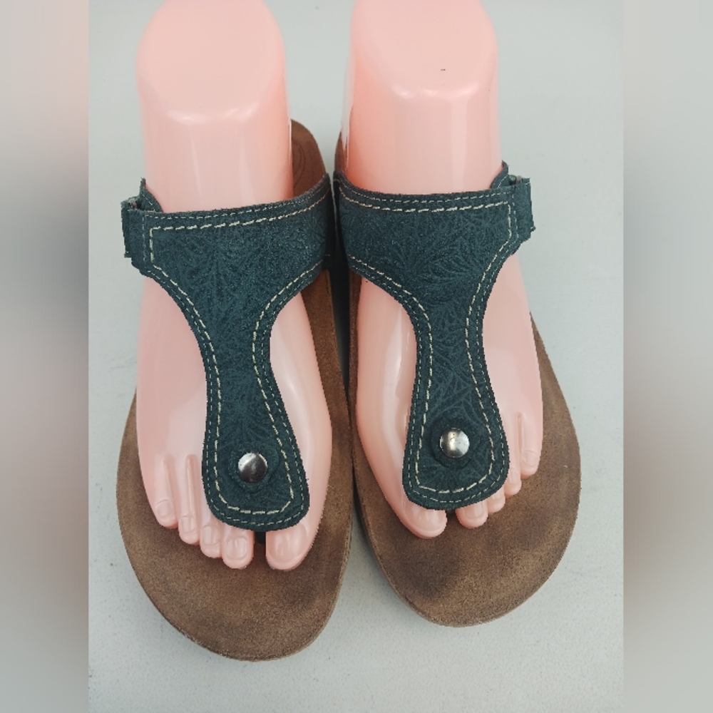 TAOS Lucy woman's pine green color embossed leather thong sandals Size 9.5